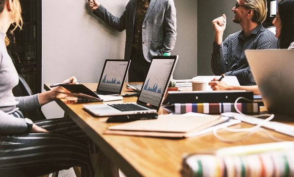 Comment se caractérise l’environnement d'une entreprise ?
